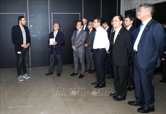 Phó Thủ tướng Chính phủ Trần Lưu Quang tới thăm Trung tâm Peres về Hòa bình và Đổi mới Sáng tạo ở thành phố Tel Aviv. Ảnh: Văn Ứng - PV TTXVN tại Israel