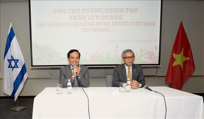 Phó Thủ tướng Chính phủ Trần Lưu Quang gặp mặt đại diện cộng đồng người Việt Nam tại Israel. Ảnh: Văn Ứng - PV TTXVN tại Israel