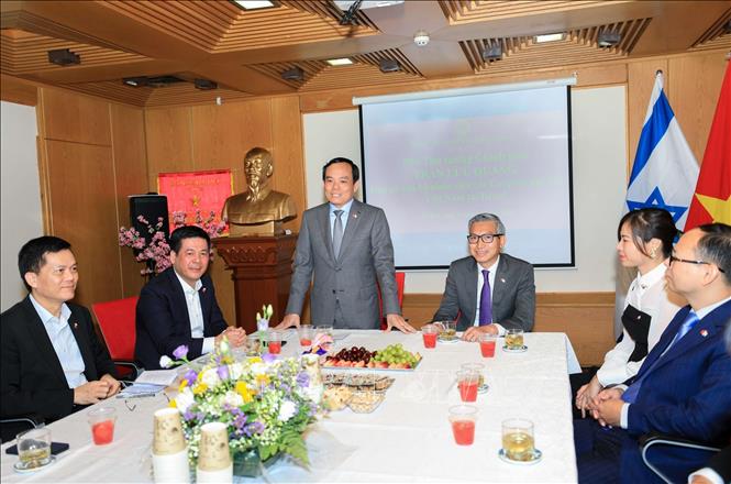 Phó Thủ tướng Trần Lưu Quang cùng đoàn công tác tới thăm và làm việc với cán bộ, nhân viên Cơ quan đại diện Việt Nam tại Israel. Ảnh: Văn Ứng - PV TTXVN tại Israel