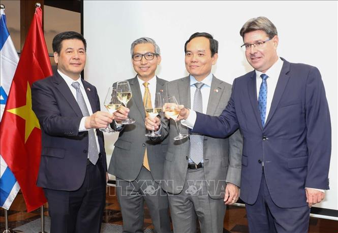 Phó Thủ tướng Chính phủ Trần Lưu Quang cùng các đại biểu chúc mừng tại Lễ kỷ niệm 78 năm Quốc khánh nước CHXHCN Việt Nam và 30 năm thiết lập quan hệ ngoại giao Việt Nam - Israel. Ảnh: Văn Ứng - PV TTXVN tại Israel