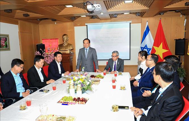 Phó Thủ tướng Trần Lưu Quang phát biểu động viên cán bộ, nhân viên Cơ quan đại diện Việt Nam tại Israel. Ảnh: Văn Ứng - PV TTXVN tại Israel