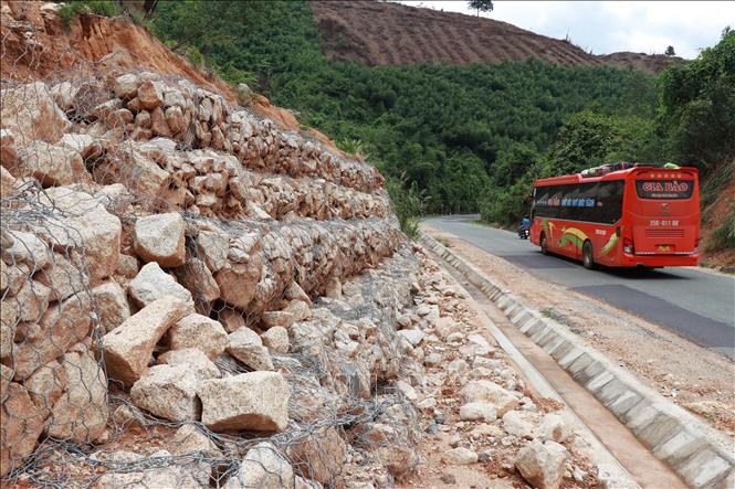 Trong ảnh: Tình trạng sạt lở vẫn tồn tại dù nhiều lần được cơ quan chức năng khắc phục. Ảnh: Đặng Tuấn -TTXVN