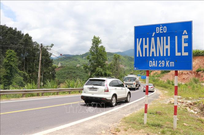 Trong ảnh: Đèo Khánh Lê có chiều dài 29km chưa tính chân đèo là một trong những con đèo dài nhất nước. Ảnh: Đặng Tuấn - TTXVN