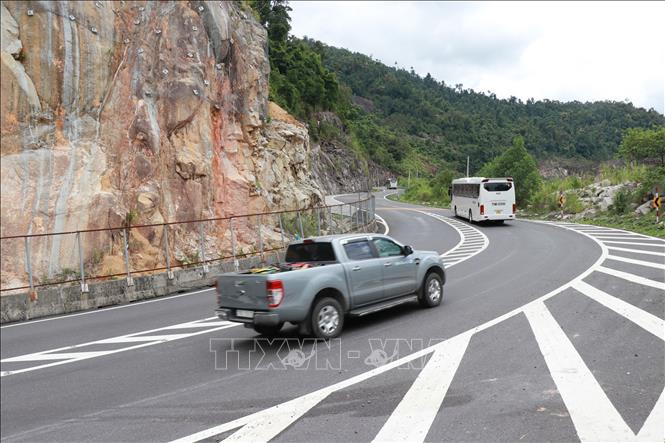 Trong ảnh: Điểm đen Km 44+720 được mở rộng taluy dương, bọc kín khu vực cùi chỏ này và cắm biển cảnh báo đá rơi. Ảnh: Đặng Tuấn -TTXVN