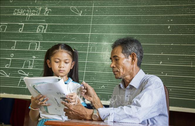 Lớp dạy tiếng Khmer do thầy Danh Con phụ trách vẫn ê a con chữ mỗi ngày. Ảnh: Giang Phương – TTXVN