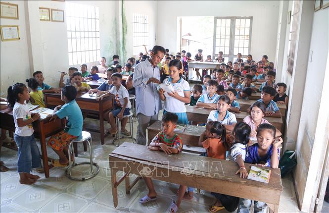 Những buổi lên lớp của thầy Danh Con đều đầy ắp các em học sinh. Ảnh: Giang Phương – TTXVN
