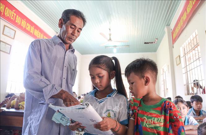 Lớp dạy tiếng Khmer của thầy Danh Con. Ảnh: Giang Phương – TTXVN