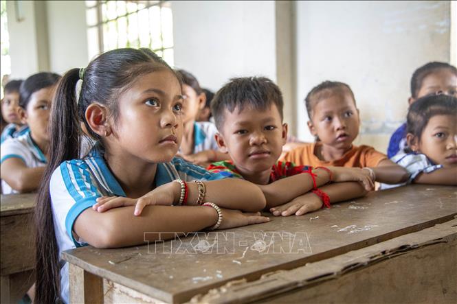 Nhiều năm nay, nhờ lớp học của thầy, tất cả trẻ em ấp Tầm Phô lớn lên đều biết chữ Khmer, góp phần bảo tồn, gìn giữ tiếng mẹ đẻ và những giá trị văn hoá độc đáo của dân tộc mình. Ảnh: Giang Phương – TTXVN