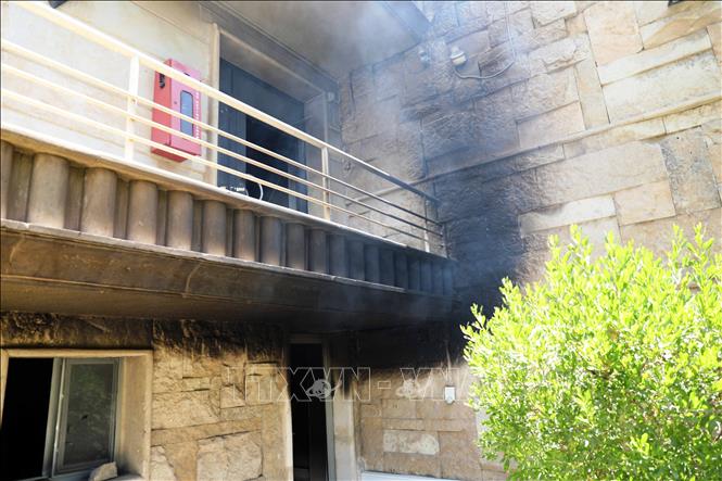 Đại sứ quán Thụy Điển ở Baghdad bị hàng trăm người biểu tình Iraq phóng hỏa nhằm phản đối việc xúc phạm kinh Koran và quốc kỳ của Iraq ở thủ đô Stockholm, Thụy Điển. Ảnh: THX/TTXVN