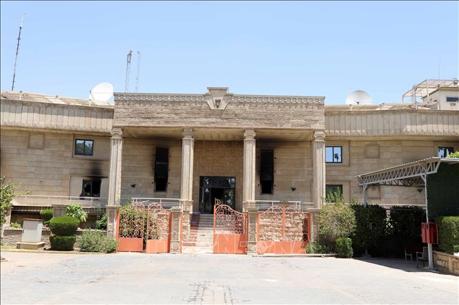 Đại sứ quán Thụy Điển ở Baghdad trở thành mục tiêu tấn công của người biểu tình Iraq nhằm phản đối việc xúc phạm kinh Koran và quốc kỳ của Iraq ở thủ đô Stockholm, Thụy Điển. Ảnh: THX/TTXVN