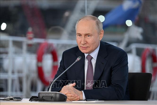 Tổng thống Nga Vladimir Putin chủ trì một cuộc họp ở Murmansk ngày 20/7/2023. Ảnh: AFP/TTXVN