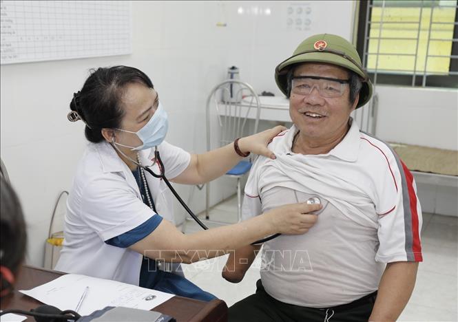 Khám bệnh miễn phí cho thương bệnh binh, gia đình chính sách ở xã Tiên Sơn, huyện Việt Yên. Ảnh: Trần Việt - TTXVN 