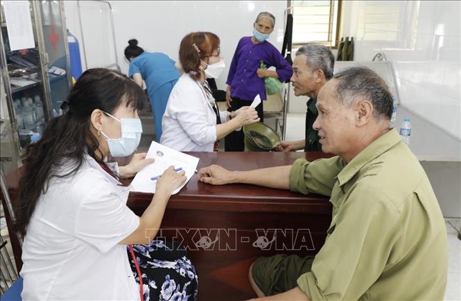 Tư vấn sức khoẻ cho các thương bệnh binh, gia đình chính sách ở xã Tiên Sơn, huyện Việt Yên. Ảnh: Trần Việt - TTXVN 