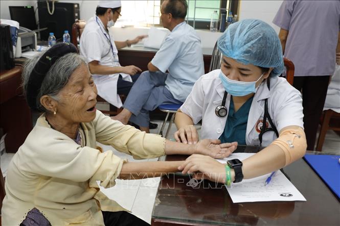 Khám bệnh miễn phí cho thương bệnh binh, gia đình chính sách ở xã Tiên Sơn, huyện Việt Yên. Ảnh: Trần Việt - TTXVN 