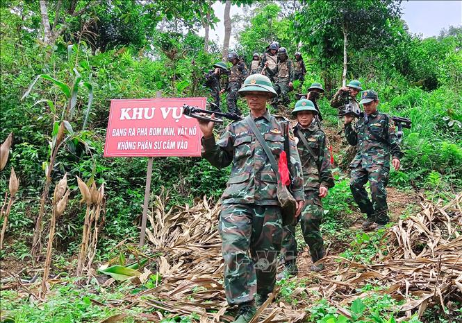 Trong ảnh: Các cán bộ, chiến sỹ, nhân viên Công ty TNHH MTV Xử lý bom, mìn, vật nổ 319 thực hiện nhiệm vụ tìm kiếm, rà phá bom mìn ở khu vực thôn Hoàng Lỳ Pả (Minh Tân, Vị Xuyên, Hà Giang). Ảnh: Nam Thái - TTXVN