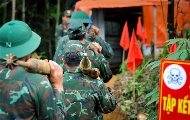 Trong ảnh: Các cán bộ, chiến sỹ, nhân viên Công ty TNHH MTV Xử lý bom, mìn, vật nổ 319 đã thu được trên 3.300 bom, đạn, vật nổ. Ảnh: Nam Thái - TTXVN