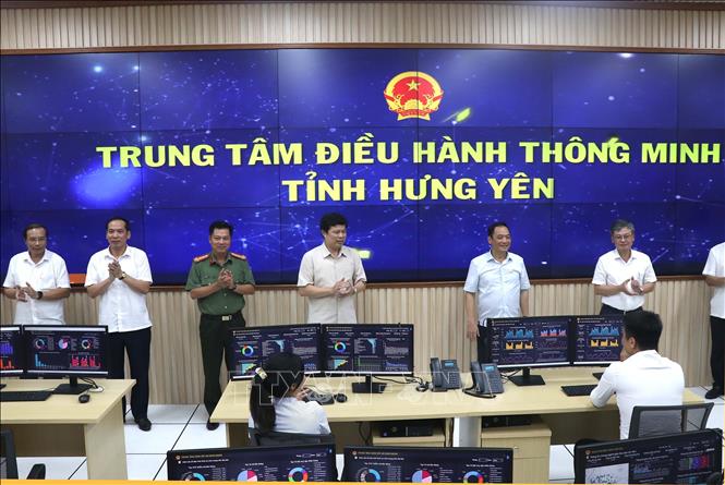 Trong ảnh: Lãnh đạo tỉnh Hưng Yên khai trương Trung tâm điều hành thông minh tỉnh. Ảnh: Đinh Văn Nhiều - TTXVN