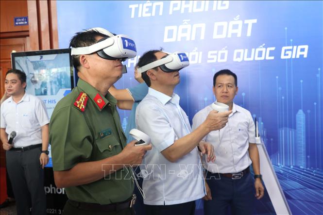 Trong ảnh: Lãnh đạo tỉnh Hưng Yên trải nghiệm trên môi trường số của VNPT. Ảnh: Đinh Văn Nhiều - TTXVN