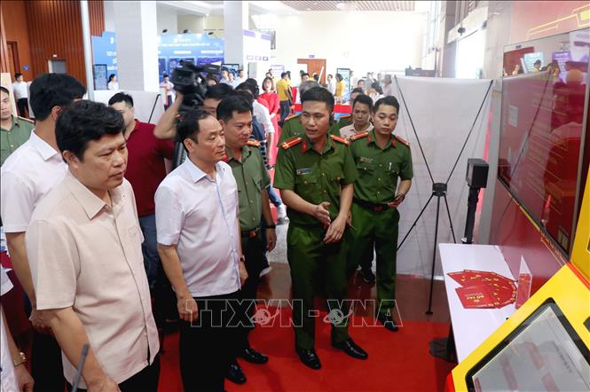Trong ảnh: Lãnh đạo tỉnh Hưng Yên tham quan Trung tâm điều hành thông minh tỉnh. Ảnh: Đinh Văn Nhiều - TTXVN