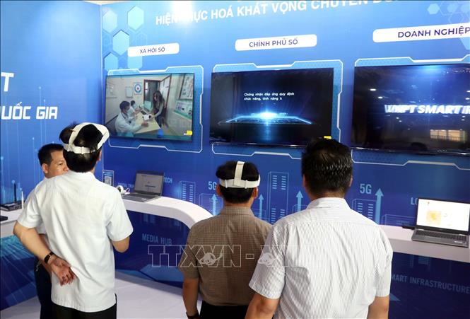 Trong ảnh Khách hàng trải nghiệm trên môi trường số của VNPT. Ảnh: Đinh Văn Nhiều - TTXVN