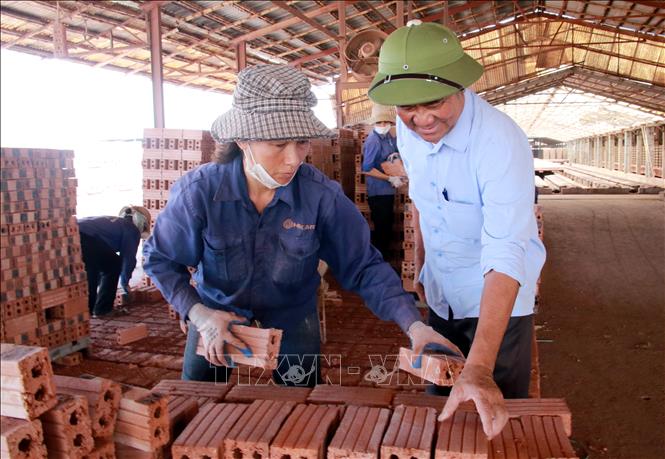 Cựu chiến binh Vũ Mạnh Hùng, Giám đốc Công ty TNHH Sông Giang (xã Hải Giang, huyện Hải Hậu) kiểm tra sản phẩm. Ảnh: Nguyễn Lành - TTXVN 