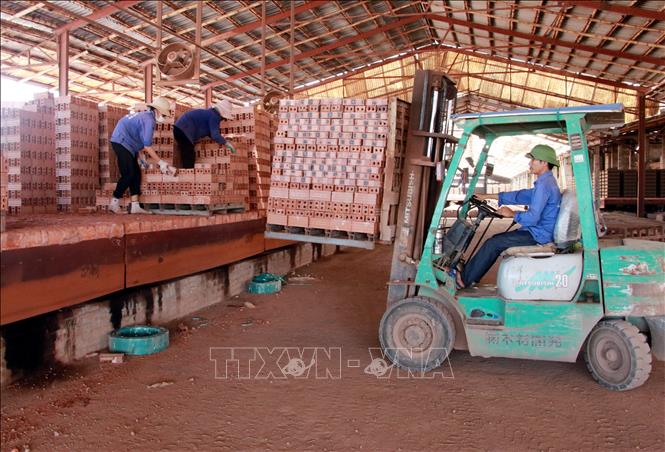Sản xuất gạch tuynel tại Công ty TNHH Sông Giang (xã Hải Giang, huyện Hải Hậu). Ảnh: Nguyễn Lành - TTXVN 