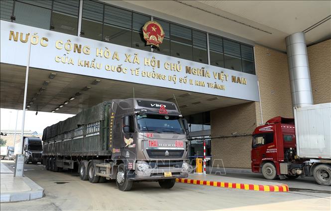Cargo trucks at the Kim Thanh Border Gate. VNA Photo: Quốc Khánh