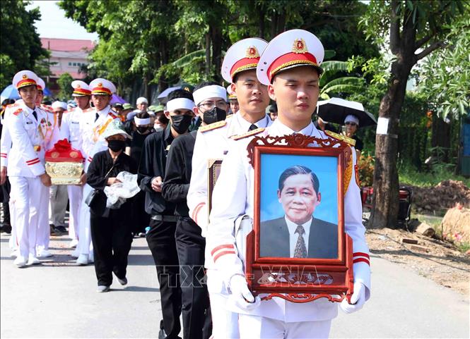 Lễ An táng đồng chí Nguyễn Khánh về nơi an nghỉ cuối cùng tại Nghĩa trang quê nhà (xã Hà Hồi, huyện Thường Tín, Hà Nội). Ảnh: Phạm Kiên - TTXVN