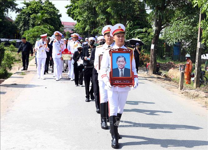 Lễ An táng đồng chí Nguyễn Khánh về nơi an nghỉ cuối cùng tại Nghĩa trang quê nhà (xã Hà Hồi, huyện Thường Tín, Hà Nội). Ảnh: Phạm Kiên - TTXVN