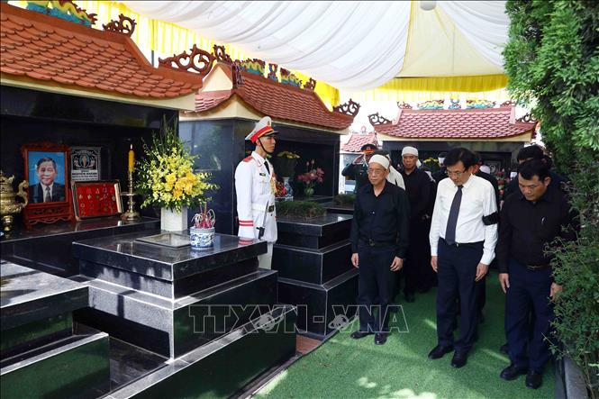Các đại biểu niệm tiễn biệt đồng chí Nguyễn Khánh. Ảnh: Phạm Kiên - TTXVN