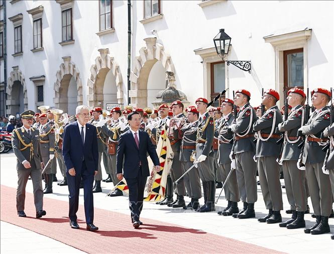 Austrian President Alexander Van der Bellen and President Vo Van Thuong review the guard of honour. VNA Photo: Thống Nhất 