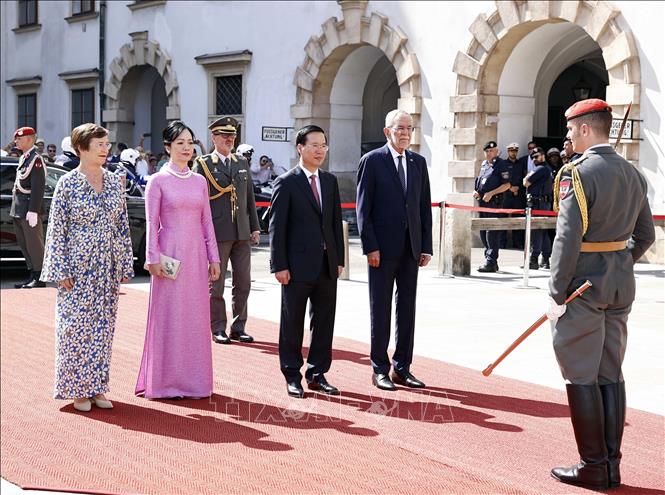Austrian President Alexander Van der Bellen and his spouse chair the official welcome ceremony for President Vo Van Thuong and his spouse. VNA Photo: Thống Nhất 