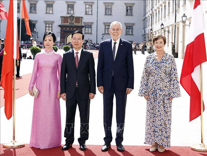 Austrian President Alexander Van der Bellen and his spouse chairs the official welcome ceremony for President Vo Van Thuong and his spouse. VNA Photo: Thống Nhất 
