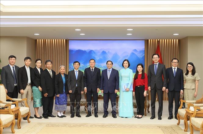 Thủ tướng Phạm Minh Chính với Tổng Giám đốc TTXVN Vũ Việt Trang và Tổng Giám đốc Thông tấn xã Pathet Lào (KPL) Khampheuy Philapha cùng các thành viên đoàn. Ảnh: Dương Giang-TTXVN