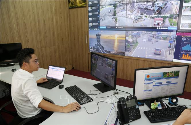 Cán bộ Trung tâm Giám sát điều hành của tỉnh Tây Ninh theo dõi hình ảnh từ hệ thống giám sát do các camera an ninh tập trung tích hợp truyền về. Ảnh: Giang Phương - TTXVN