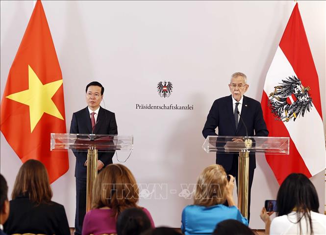 Austrian President Alexander Van der Bellen and President Vo Van Thuong at a press conference after their talks. VNA Photo: Thống Nhất