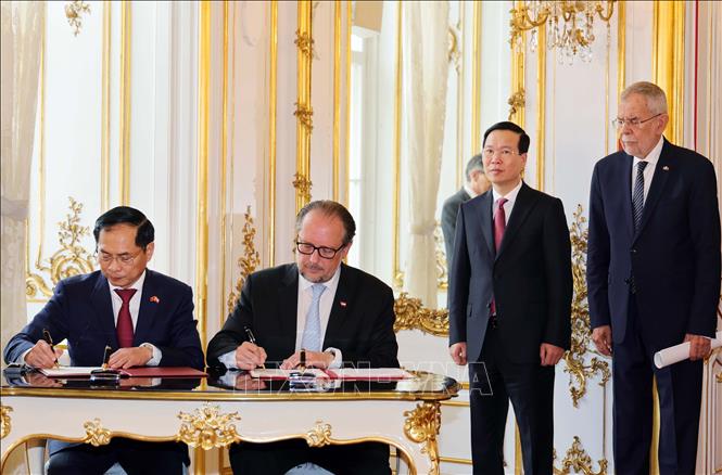 Austrian President Alexander Van der Bellen and President Vo Van Thuong witness the signing of a Memorandum of Understanding on cooperation between the Vietnamese and Austrian foreign ministries. VNA Photo: Thống Nhất