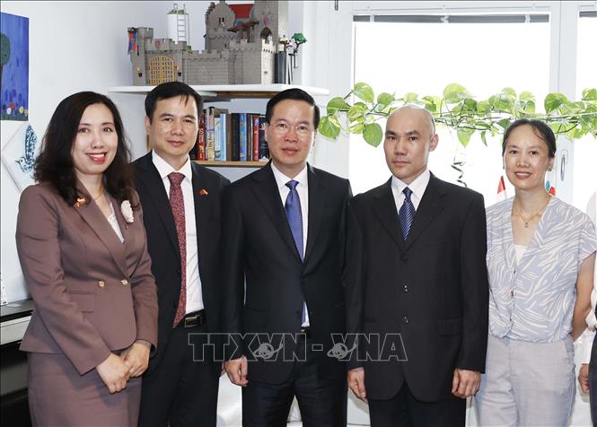 Chủ tịch nước Võ Văn Thưởng thăm gia đình Tiến sĩ vật lý Nguyễn Duy Hà. Ảnh: Thống Nhất – TTXVN 