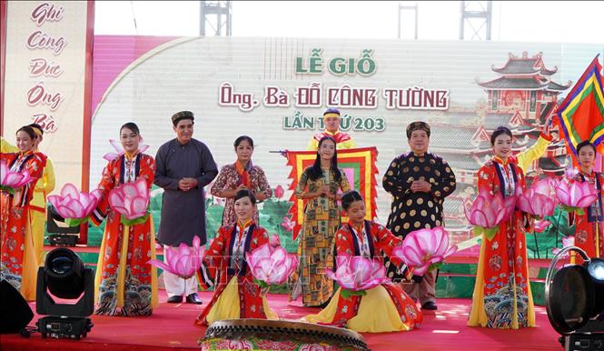 Trong ảnh: Ca cảnh cải lương về ông, bà Đỗ Công Tường. Ảnh: Nhựt An - TTXVN