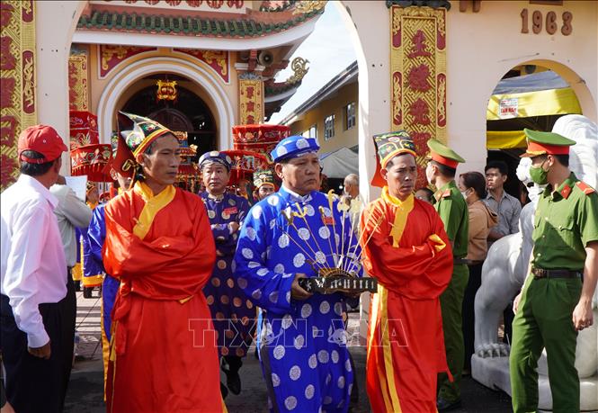 Trong ảnh: Thực hiện nghi thức diễu hành lễ nghinh sắc ông, bà Đỗ Công Tường. Ảnh: Nhựt An - TTXVN