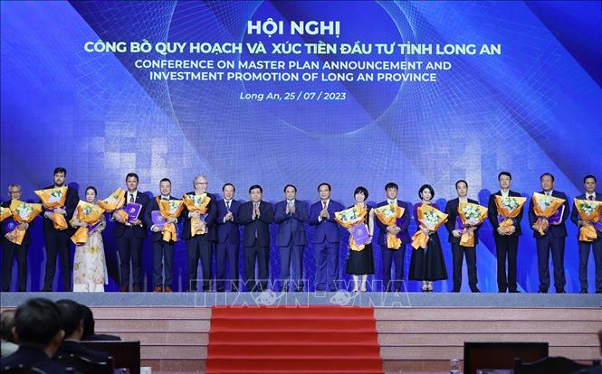 Thủ tướng Phạm Minh Chính chứng kiến trao biên bản ghi nhớ quan tâm nghiên cứu đầu tư cho đại diện nhà đầu tư. Ảnh: Dương Giang-TTXVN
