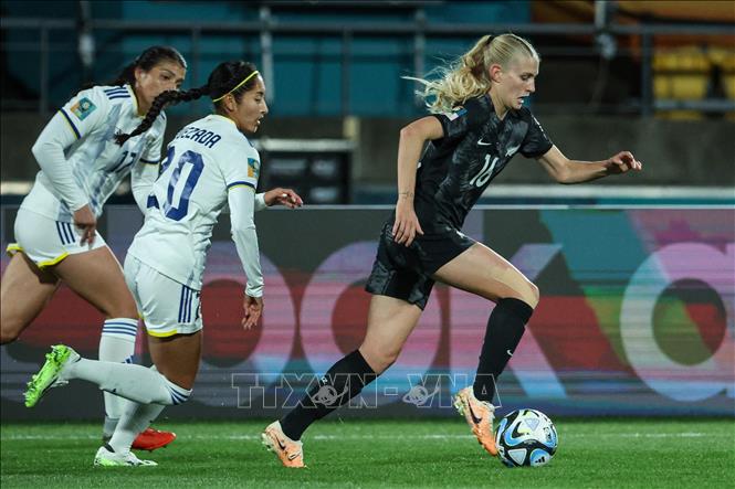 Pha tranh bóng giữa tiền đạo New Zealand Jacqui Hand (phải) với tiền vệ Philippines Quinley Quezada (giữa) trong trận đấu. Ảnh: AFP/TTXVN