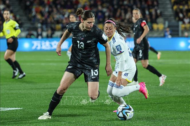 Hậu vệ tuyển New Zealand Rebekah Stott (trái) nỗ lực cản pha lên bóng của tiền đạo Philippines Katrina Guillou (phải, phía trước) trong trận đấu. Ảnh: AFP/TTXVN
