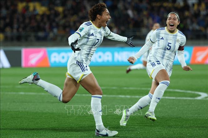 Tuyển nữ Philippines bất ngờ dẫn trước 1-0 trước New Zealand nhờ pha đánh đầu lập công của tiền đạo số 7 Sarina Bolden (trái) vào lưới thủ thành Victoria Esson. Ảnh: AFP/TTXVN