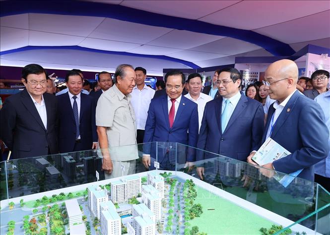Thủ tướng Phạm Minh Chính xem mô hình kiến trúc, công trình xây dựng tỉnh Long An. Ảnh: Dương Giang-TTXVN
