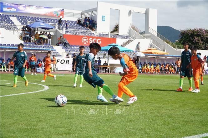 Trận đấu sôi nổi, hấp dẫn của các cầu thủ U11 và U13 ngay sau lễ khai mạc. Ảnh: Huỳnh Sơn-TTXVN