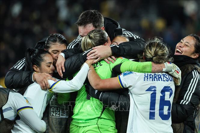 Niềm vui của các tuyển thủ Philippines sau khi đánh bại chủ nhà New Zealand trong trận đấu lượt hai bảng A, World Cup nữ 2023, ngày 25/7/2023. Ảnh: AFP/TTXVN