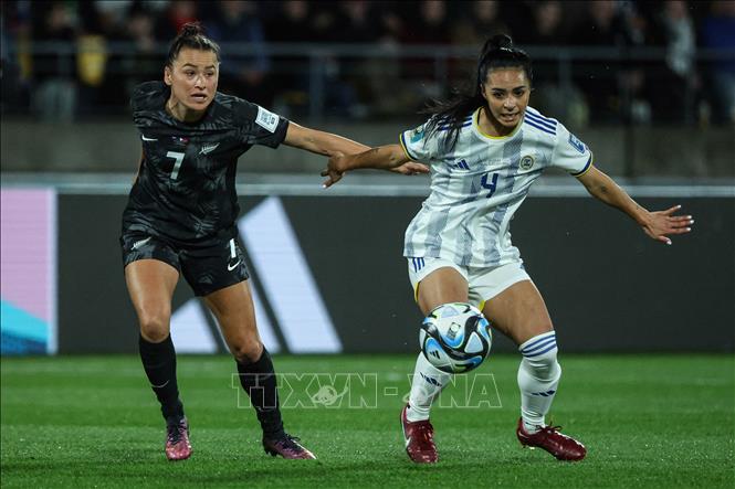 Pha tranh bóng giữa hậu vệ New Zealand Ali Riley (trái) và tiền vệ Philippines Jaclyn Sawicki (phải) trong trận đấu. Ảnh: AFP/TTXVN
