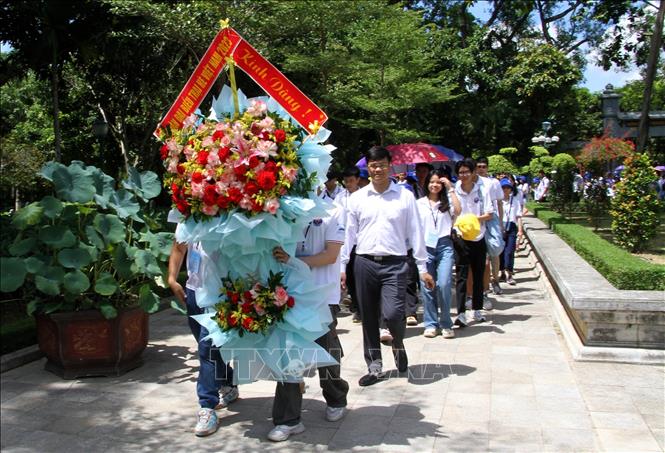 Đoàn thanh niên kiều bào thăm, dâng hương, hoa, lễ vật tỏ lòng thành kính tri ân công đức Chủ tịch Hồ Chí Minh tại Khu di tích Quốc gia đặc biệt Kim Liên, huyện Nam Đàn (Nghệ An). Ảnh: Văn Tý-TTXVN