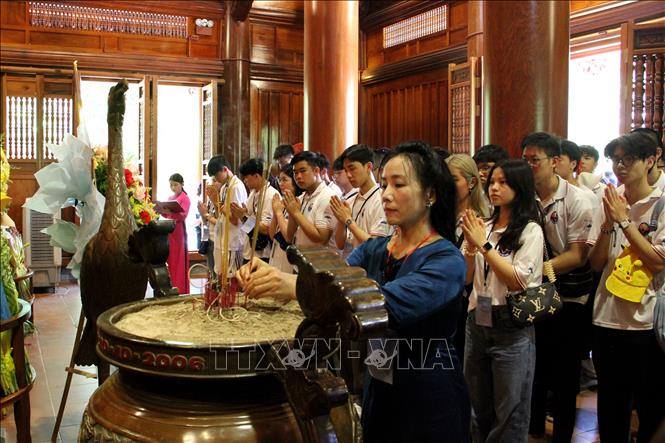 Bà Vũ Thanh Huyền, Phó Vụ Trưởng Vụ Thông tin – Văn hóa, Ủy ban Nhà nước về người Việt Nam ở nước ngoài, Bộ Ngoại giao cùng đoàn thanh niên kiều bào thăm, dâng hương tại Nhà tưởng niệm Chủ tịch Hồ Chí Minh thuộc Khu di tích Quốc gia đặc biệt Kim Liên, huyện Nam Đàn (Nghệ An). Ảnh: Văn Tý-TTXVN